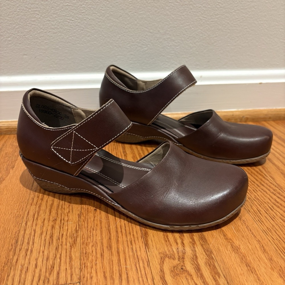 L'Artiste Glossy Chocolate Brown Leather Jane Closed Toe Sz 38